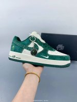 耐克 Nike Air Force 1 '07 Low 空军一号含气垫 低帮百搭厚底增高休闲运动板鞋。柔软、弹性十足的缓震性能和出色的中底设计，横跨复古与现代的