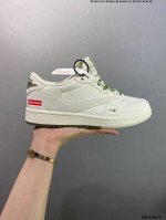 公司级Supreme X Air Jordan 1 Low 双勾米绿双拼 此款主张打破传统的工业化流水线设计限制，以Made By Ideas的超级创意为理念，