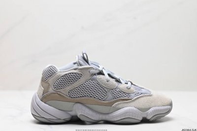 公司级阿迪达斯 Yeezy Desert Rat 椰子500 鞋面采用皮革、磨砂小牛皮、麂皮和网眼三种材质打造，以复古气息 十足的 Adiprene 中底取代早