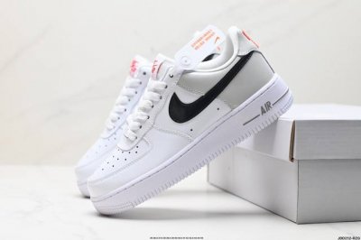 真标耐克nike Air Force 7 空军一号低帮百搭休闲运动板鞋。柔软、弹性十足的缓震性能和出色的中底设计，横跨复古与现代的外型结合，造就出风靡全球三十多