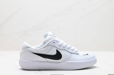 200 公司级耐克Nike Sb Force 58是一款将前沿创新带入街头的单品，它具有硫化杯底，具有出色的耐用性和灵活性。使用帆布和绒面革，在饰面上放置通风口