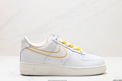 公司级耐克nike Air Force 7 空军一号低帮百搭休闲运动板鞋。柔软、弹性十足的缓震性能和出色的中底设计，横跨复古与现代的外型结合，造就出风靡全球三十