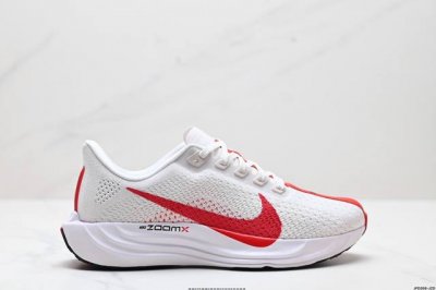 公司级升级原楦原纸版数据开发 采用弹性 Flyknit 飞织鞋面材质 内里嵌入定型海绵 全掌型 Zoomx 泡绵中底 外置防滑耐磨橡胶底片竞训神鞋飞马Plus回