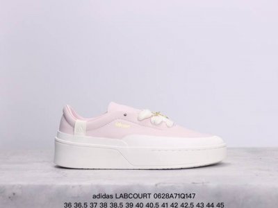 阿迪达斯 Adidas Labcourt 百搭休闲轻松舒适 耐磨透气低帮 板鞋 男女同款。鞋面使用了绒毛麂皮 ，鞋面和鞋底连接处使用了包边处理，看起来更加精致有