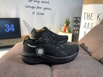 公司级Asics 亚瑟士Gel-Nimbus 26稳定跑鞋鞋面采用双层提花网面设计，提高包裹性和透气性，后跟搭载稳定系统科技T-Gel提升整体支撑力和结构感，减