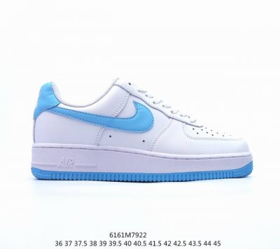 公司级耐克nike Air Force 1 Low 空军一号低帮百搭休闲运动板鞋。柔软、弹性十足的缓震性能和出色的中底设计，横跨复古与现代的外型结合，造就出风靡