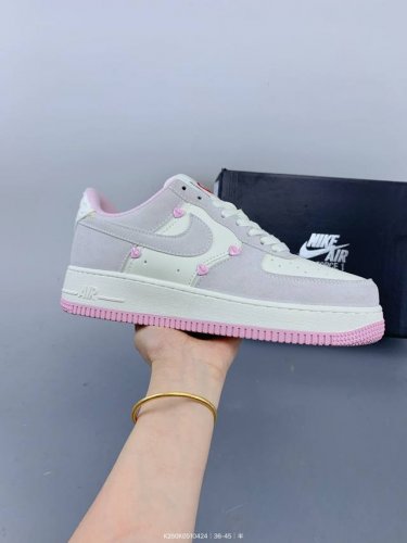 Nike Air Force 7 Low 空军一号含气垫 低帮百搭厚底增高休闲运动板鞋。柔软、弹性十足的缓震性能和出色的中底设计，横跨复古与现代的外型结合，造就