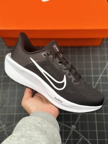 公司级nike Quest 6 全新跑鞋 网面透气 时尚休闲跑步鞋 简约高科技设计采用多层材料，为双足带来凉爽感受和稳固体验时尚鞋面搭配中足包覆设计，提供稳固贴