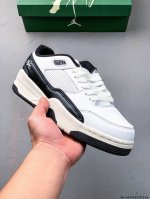 air Jordan Aj4 Rm 重制版低帮复古篮球鞋 实拍首发 采用了低帮的设计 并保留了众多Aj4的经典元素 鞋身以皮革 麂皮材质拼接打造 aj4经典的T