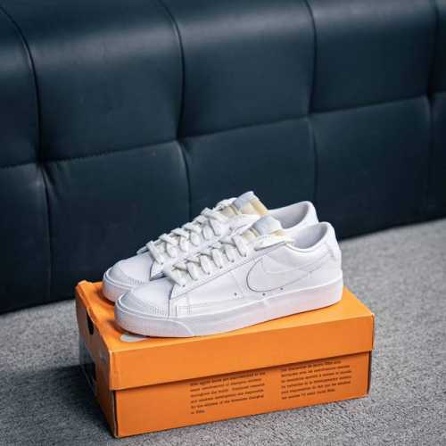核心私 耐克Nike Blazer Mid 77 Jumbo 复古经典开拓者 颇具辨识度的Nike Blazer Mid配色，将于今年回归登场，Swoosh配色