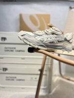 Asics Gel-Nyc亚瑟士经典跑鞋 如今机能风和户外风吹得正劲，便是主打“Urban Outdoor机能越野风格”，城市和户外场景都能轻松应对。关键是跑鞋