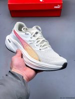 200 puma彪马Deviate Nitro 3 碳板竞训跑鞋！ deviate Nitro出到了第三代，虽然是一双碳板跑鞋，但是可以把它当做一双万金油跑鞋，