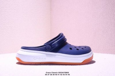 90 卡骆驰Crocs Classic Clog 卡骆驰全系列休闲沙滩洞洞拖鞋凉鞋 超轻Croslite专利材料打造 鞋面更加耐用易清洗 该鞋款轻盈舒 xm03