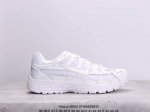 耐克nike P-6000 跑鞋内外侧都用了红色的钩子，采用透气材料，搭配匠心覆面，再现千禧年代的跑鞋风格，塑就大气外观。鞋款秉承 Nike Pegasus 2