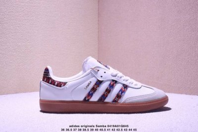 简约大方的设计造型，使Notitle X Adidas Originals Samba给人随性休闲的时尚格调，穿着轻便舒适，运动灵活自如，满足日常个性穿搭 货号