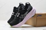 公司级Asics 亚瑟士Gel-Nimbus 26稳定跑鞋鞋面采用双层提花网面设计，提高包裹性和透气性，后跟搭载稳定系统科技T-Gel提升整体支撑力和结构感，减