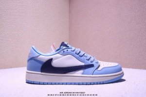 乔丹一代 Air Jordan 1 乔1 低帮Aj1倒勾系列 运动鞋复古休闲篮球鞋 提高了与足部的贴合度，给人不一样的穿着体验。鞋底的平稳支撑，让你在运动中随意