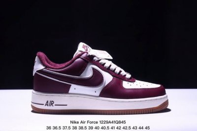耐克nike Air Force 1 Low 空军一号低帮百搭休闲运动板鞋。柔软、弹性十足的缓震性能和出色的中底设计，横跨复古与现代的外型结合，造就出风靡全球三