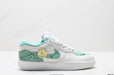公司级耐克Nike Sb Force 58低帮休闲板鞋 是一款将前沿创新带入街头的单品 它具有硫化杯底 具有出色的耐用性和灵活性 使用帆布和绒面革 在饰面上放置