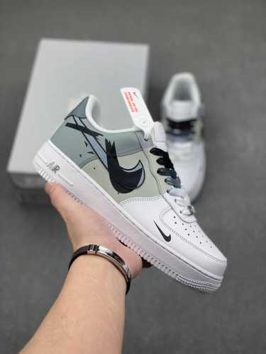 耐克 Nike Air Force 1 ’07 空军一号低帮百搭休闲运动板鞋。柔软、弹性十足的缓震性能和出色的中底设计，横跨复古与现代的外型结合，造就出风靡全球