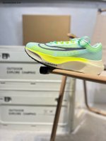 Nk Zoom Fly 5超轻跑步鞋 React 泡棉轻盈跑步鞋 公司级 中底采用React技术 轻盈耐穿泡绵打造 跑步体验非常舒适 这款鞋相较于之前的 Zoo