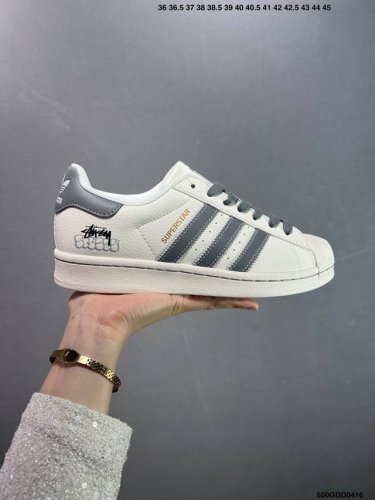 公司级Ad Originals Superstar 经典复古贝壳头板鞋 J p9300 诞生于1969年 是第一双将全皮面鞋 身与橡胶鞋头结合在一起的低帮篮球鞋