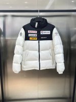 2024Descente羽绒服迪桑特羽绒服这件白色短款羽绒夹克是与瑞士国家高山滑雪队的合作款，在胸前和手臂上的 Logo是合作队赞助商的商标，不同配色在一起却格