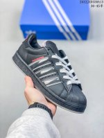 阿迪达斯 新款 Adidas Superstar 三叶草 经典贝壳头系列 新款休闲板鞋潮流男女士运动鞋 。鞋面柔软皮革材质 标志性的贝壳鞋头，锯齿三条纹，简约的