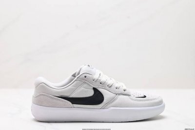 真标耐克Nike Sb Force 58低帮休闲板鞋 是一款将前沿创新带入街头的单品 它具有硫化杯底 具有出色的耐用性和灵活性 使用帆布和绒面革 在饰面上放置通