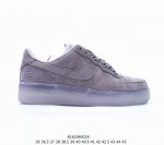 耐克 Nike Air Force 1 '07空军一号 中帮百搭休闲运动板鞋。柔软、弹性十足的缓震性能和出色的中底设计，横跨复古与现代的外型结合，造就出风靡全球