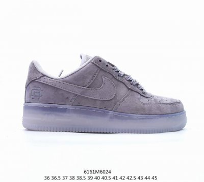 耐克 Nike Air Force 1 '07空军一号 中帮百搭休闲运动板鞋。柔软、弹性十足的缓震性能和出色的中底设计，横跨复古与现代的外型结合，造就出风靡全球