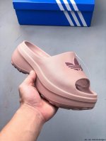 阿迪达斯 Adidas Adifom 夏季沙滩涉水百搭休闲拖鞋 露趾凉拖鞋 超厚底增高男女鞋凉拖鞋。采用超轻95% 注塑 Eva塑料,5%泡沫塑料发泡缓震物料成