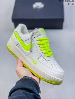双十二福利套现 耐克nike Air Force 1‘07 空军一号低帮百搭休闲运动板鞋。柔软、弹性十足的缓震性能和出色的中底设计，横跨复古与现代的外型结合，造