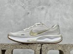 耐克 Nike Journey Run 透气网布缓震跑步鞋 搭载柔软厚实的 Comfiride 泡绵缓震配置，助你征服充满挑战的路面，大步流星，微笑前行。该鞋款
