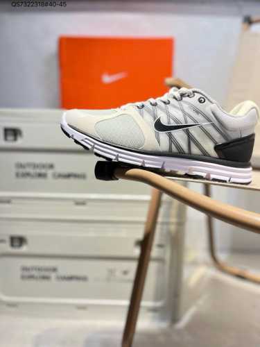 Nk Lunar Roam 露娜太空漫步系列轻量透气休闲运动跑步慢跑鞋 近期Nk推出了备受瞩目的全新跑鞋Lunar Roam，将Lunar科技重新注入市场，为慢