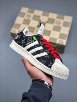 adidas Superstar Lv联名款 贝壳头 定制贝壳头三叶草休闲防滑耐磨低帮板鞋鞋头出色设计 塑就出众贴合感稳固的后跟贴合足部曲线设计软弹舒适 不易磨