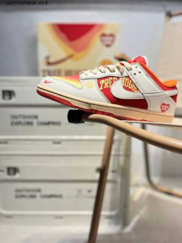 耐克Nike Dunk Low 板鞋Sb系列经典百搭休闲运动板鞋加厚鞋舌的填充，使舒适性大大提升，同时也更方便穿脱中底部分则加入了脚感柔软舒适Zoomair气垫