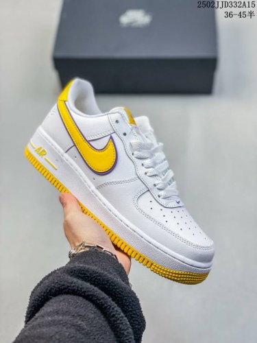 公司级耐克Nike Air Force 7 空军一号低帮百搭休闲运动板鞋。柔软、弹性十足的缓震性能和出色的中底设计，横跨复古与现代的外型结合，造就出风靡全球三十
