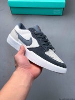 耐克Nike Sb Force 58是一款将前沿创新带入街头的单品，它具有硫化杯底，具有出色的耐用性和灵活性。使用帆布和绒面革，在饰面上放置通风口，它自始至终都