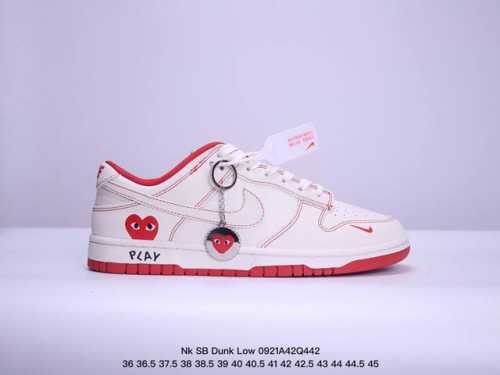 耐克 Nk Sb Dunk Low *联名 高端定制 低帮休闲运动板鞋独家版型，柔软高端皮革鞋面，棕白灰勾配色，冲击视觉的同时，带来舒适脚感体验 #定制鞋盒 大