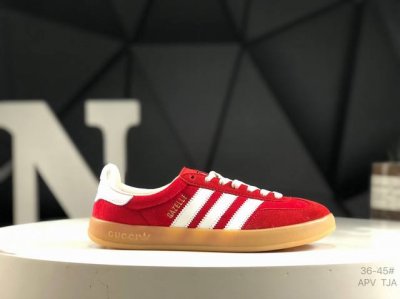 真标带半码重磅联名 Adidas｜Gucci 三叶草Logo与标志性三条杆为设计元素 将其与独属于的Gucci 双方选择Adidas Originals经典鞋型