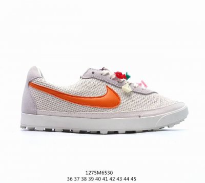 公司级bode X Nike Astro Grabber 第一双米色款，鞋面由独特编织纹理覆盖，鞋带点缀有小配饰，整体营造出的氛围感十分清新。鞋侧的 Swoos