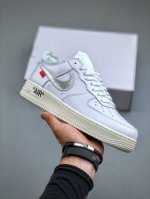 Off-White X Nike Air Force 1 Ow联名空军一号低帮运动板鞋该款以白色为主体色调 ，搭配银色 Swoosh Logo 点缀白色标语，呈