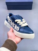 公司级！Dior迪奥 B33运动鞋 秋季新品，重新诠释经典的网球鞋，时尚的廓形突显厚实感。采用棕色和奶油白色提花面料精心制作，饰以 Oblique 印花，搭配绒