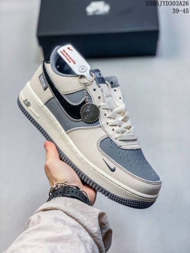 公司带半码 耐克Nike Air Force 1 07 空军一号低帮百搭休闲运动板鞋 柔软 弹性十足的缓震性能和出色的中底设计 横跨复古与现代的外结合 造就出风