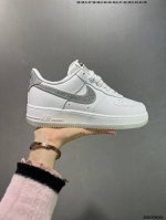 200 公司级耐克Nike Air Force 1‘07 空军一号低帮百搭休闲运动板鞋。柔软、弹性十足的缓震性能和出色的中底设计，横跨复古与现代的外型结合，造就