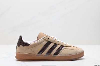 公司级Adidas Originals Gazelle Indoor 三叶草休闲防滑耐磨低帮板鞋 鞋头出色设计 塑就出众贴合感 稳固的后跟贴合足部曲线设计 软弹