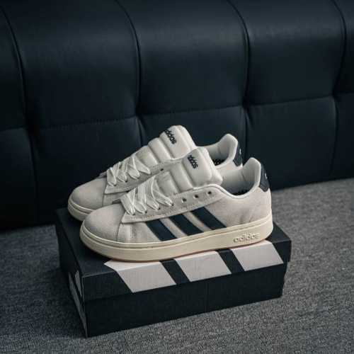 核心私 Adidas Grand Court Alpha 三叶草休闲复古运动板鞋 经典侧面三道杠和鞋舌三道杠的标示彰显其身份 承载青春情怀的板鞋 品牌辨识度清晰