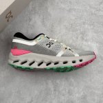 本地 核心私 On 昂跑 Cloudsurfer 2 低帮 舒适网布减震防滑耐磨长跑跑步鞋 稳健敏捷、功能多面，用轻量脚感和灵活反馈，助力跑步训练和运动健身。以