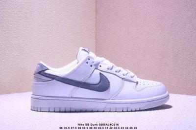 耐克Nike Sb Dunk Low Sb 系列扣篮系列复古低帮休闲运动滑板板鞋。采用脚感柔软舒适Zoomair气垫，有效吸 收滑板等极限运动在落地时带来的冲击